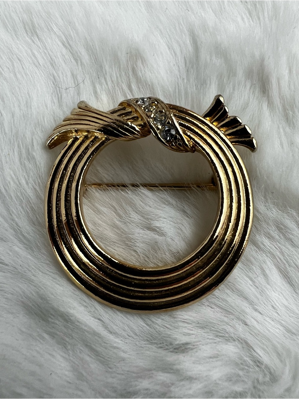 Avon Gold Tone w/ Rhinestones Wreath Brooch